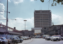 803694 Gezicht op het Stationsplein te Utrecht, met links het Stationsplateau, op de achtergrond de Katreinetoren en ...